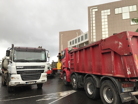 Camions de transport de matériaux présentés dans une archive consacrée à SOTRAMCA